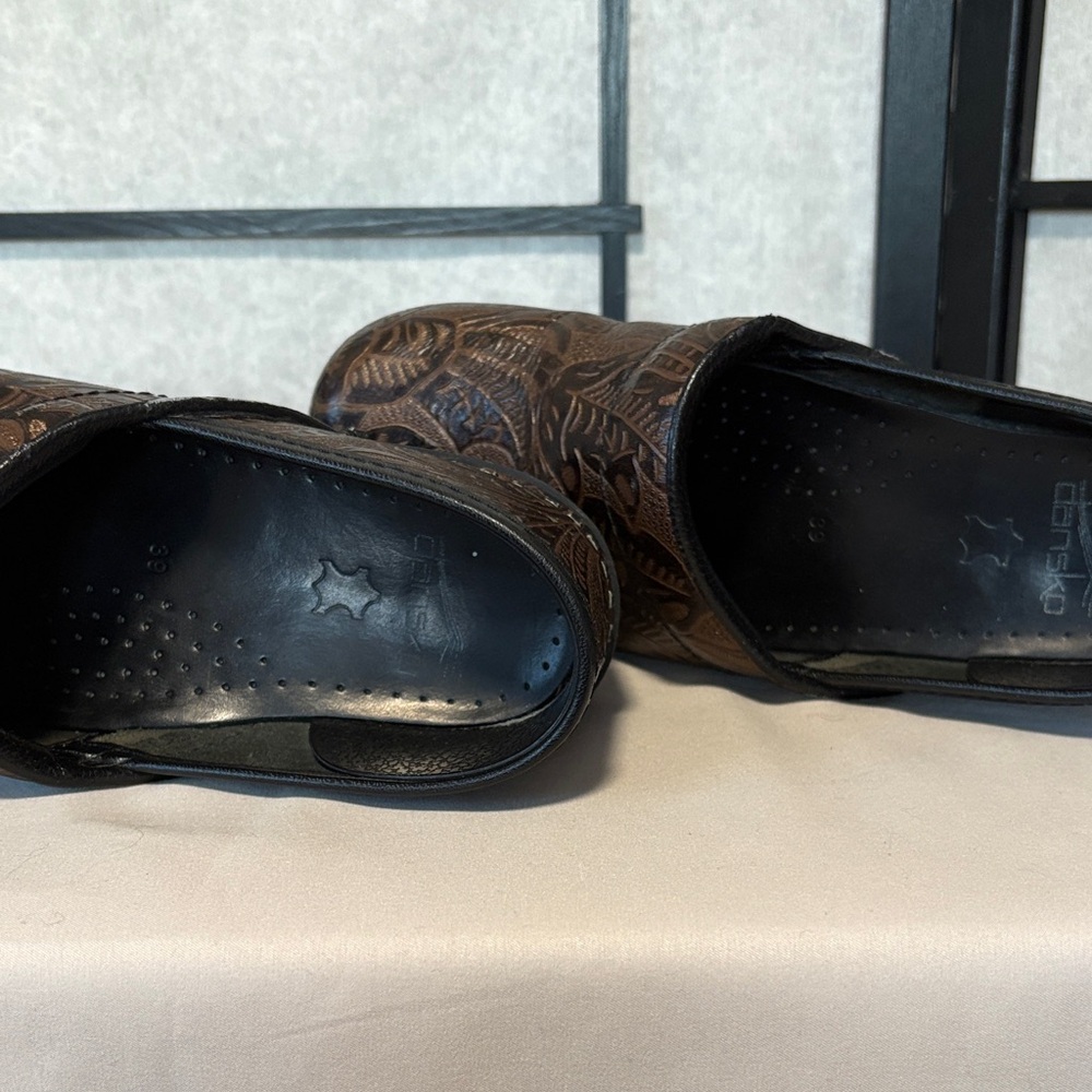 Dansko Men's Brown Embossed Leather Slip-On Clogs - Picture 4 of 6